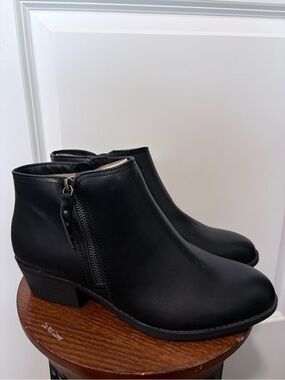 Arizona Jean Company Black Side Zip Low Heel Ankle Boots
